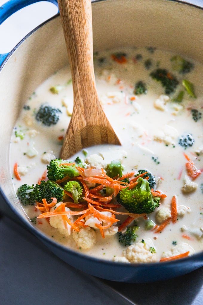 sopa de queijo de brócolos na confecção com legumes a serem mexidos em