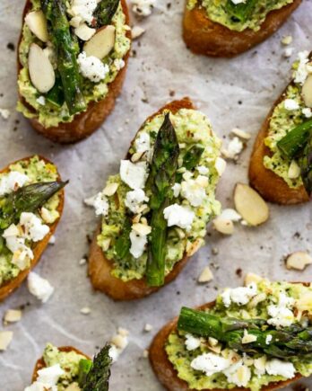 Overhead citrus pesto crostini scattered next to each other.