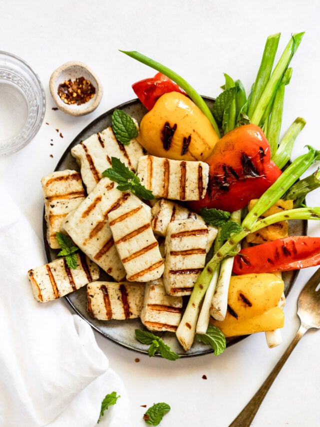 Plate of grilled halloumi and vegetables.