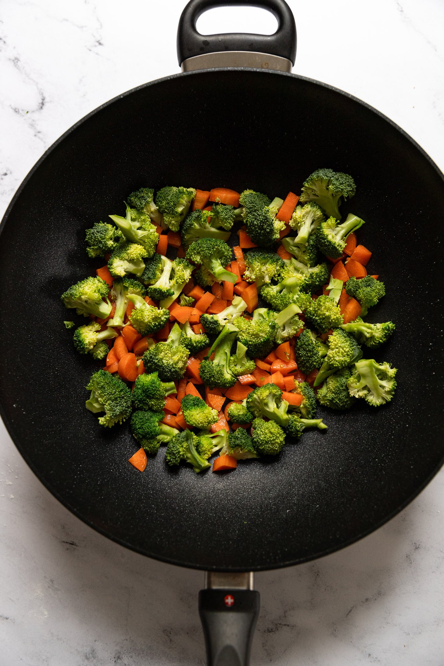 Broccoli and carrots in wok.